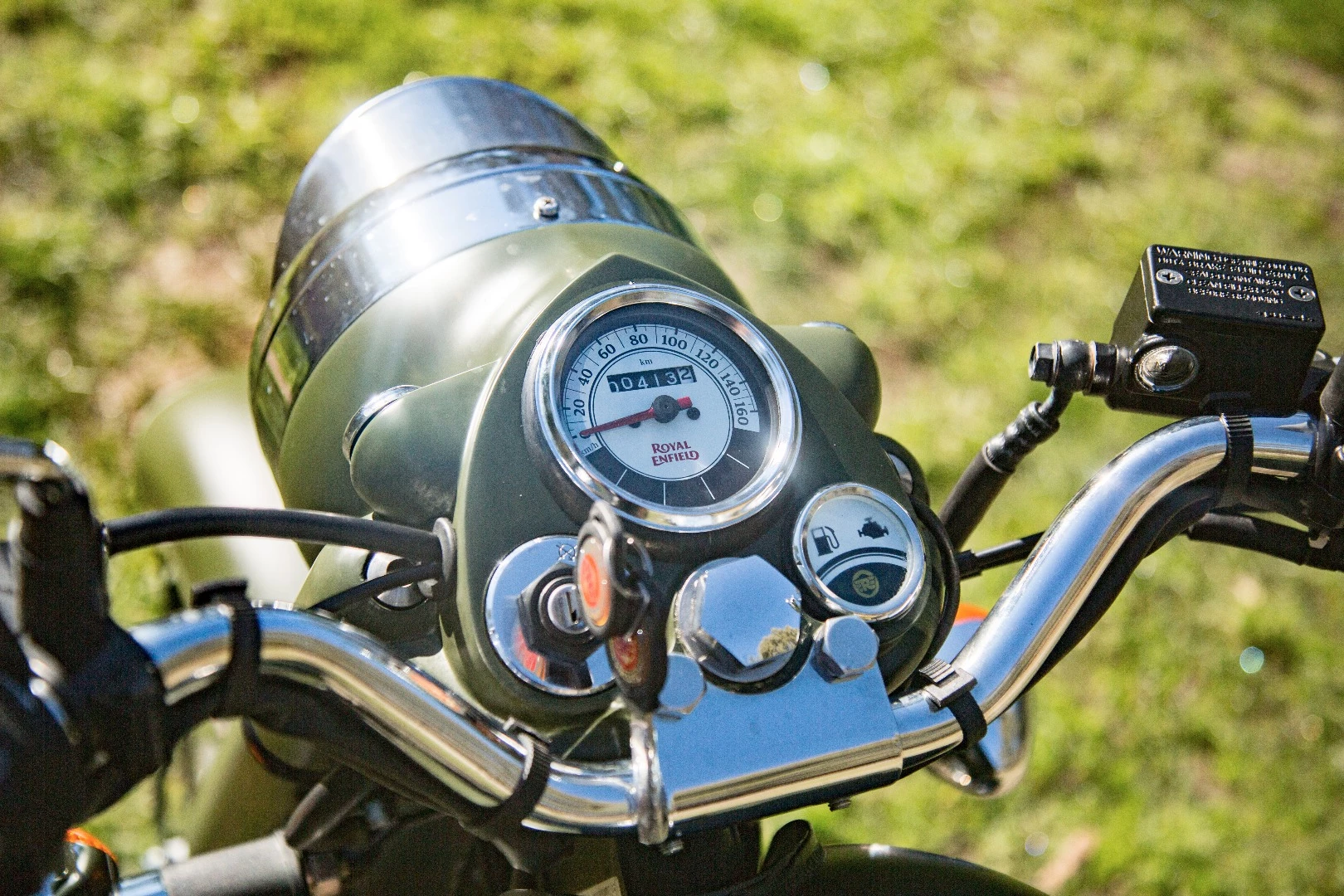 Royal Enfield Classic 500: dash is ultra basic: speedo, odo and idiot lights. That's it. No tacho, trip meter, fuel gauge or clock.