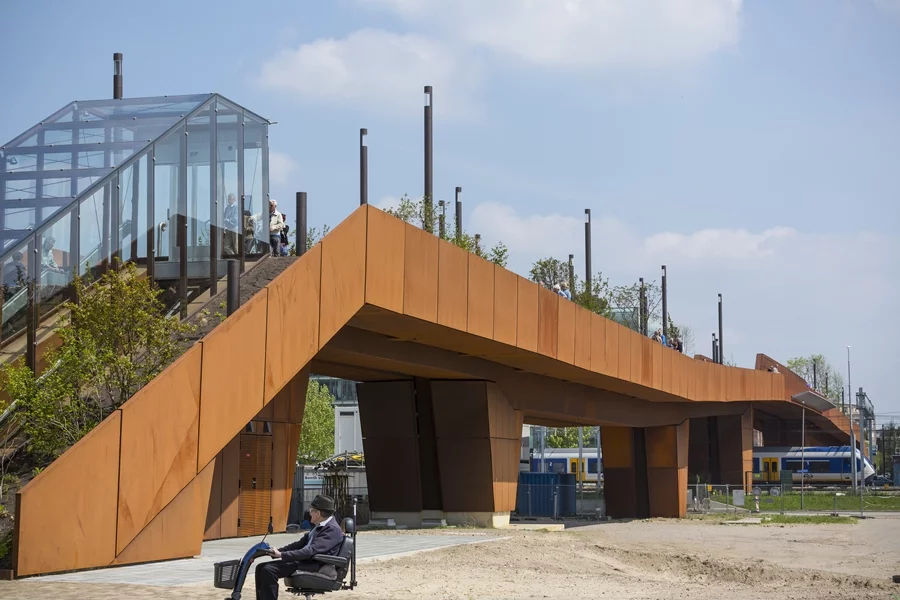 The Paleisbrug rises 6.5 m (21 ft) above a railway line