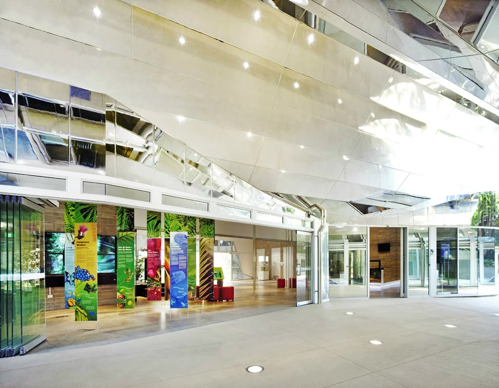 The office space has been adapted for its tropical climate and incorporates the maximum use of passive cross-ventilation