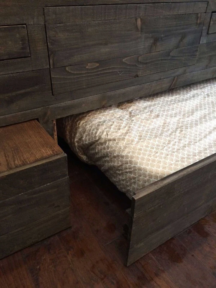 The Vintage Glam only has one bed and it is revealed by flicking a switch
