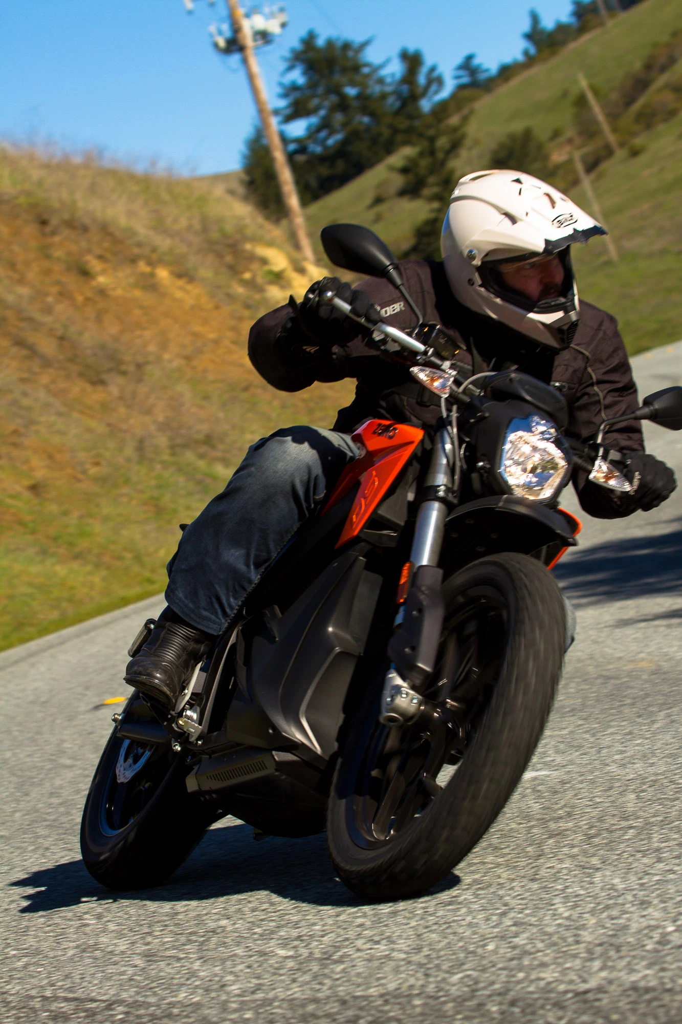 2015 Zero DS - wide bars give it an aggressive steering feel (Photo: Joe Salas/4theriders.com)