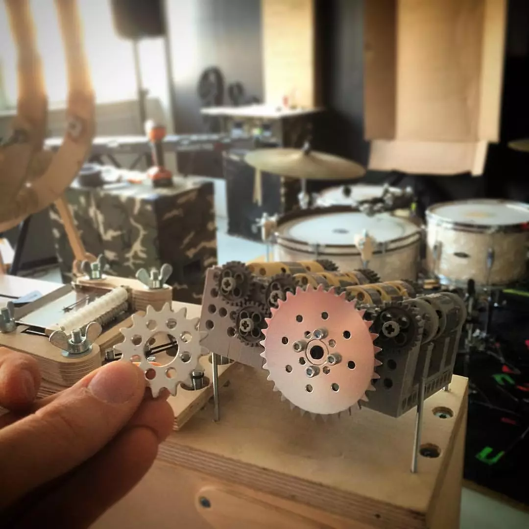 The mechaism is made more robust by replacing plastic cogs with metal ones