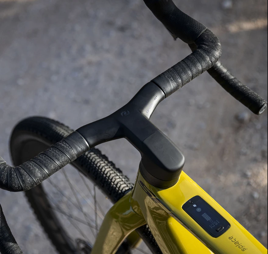 The display is integrated into the top tube to keep the cockpit less cluttered