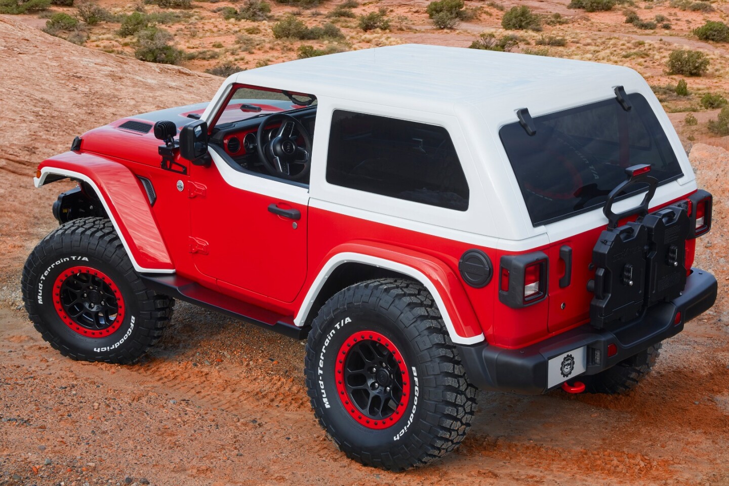 Jeep Jeepster: color scheme evokes the 1966 Jeepster