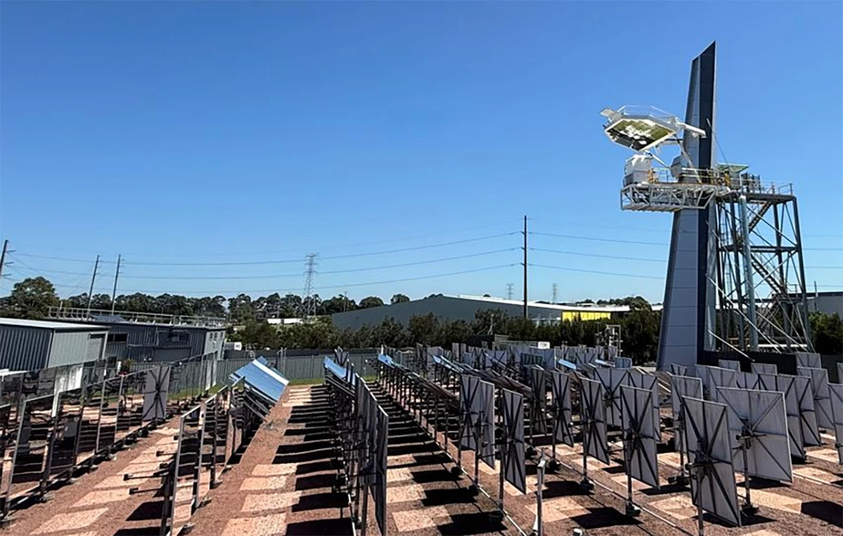 A field of heliostats (sun-tracking mirrors) reflects sunlight onto a central tower – powering Australia’s first beam-down solar reactor