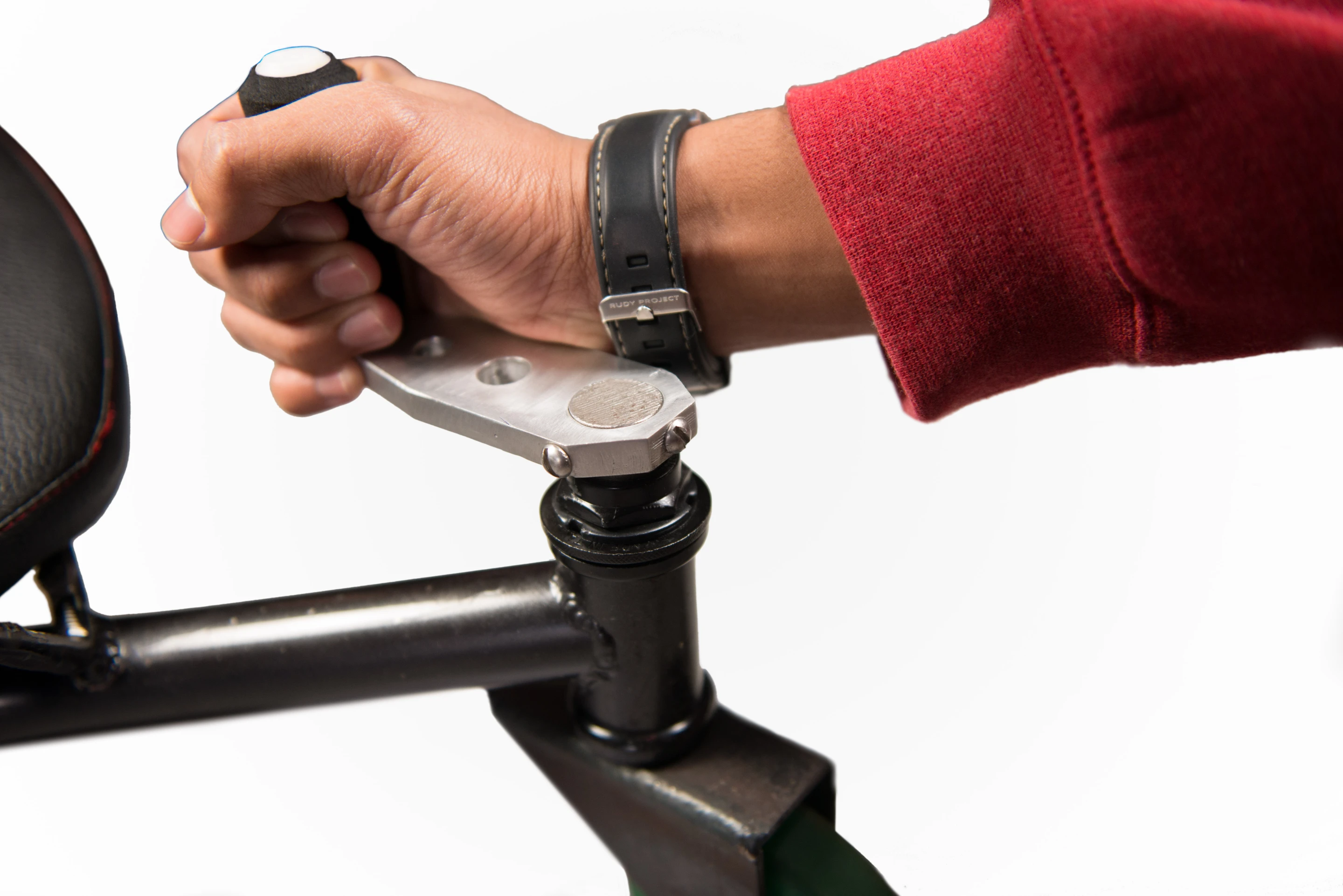 The rider can control both back swivel wheels using the handle to the right