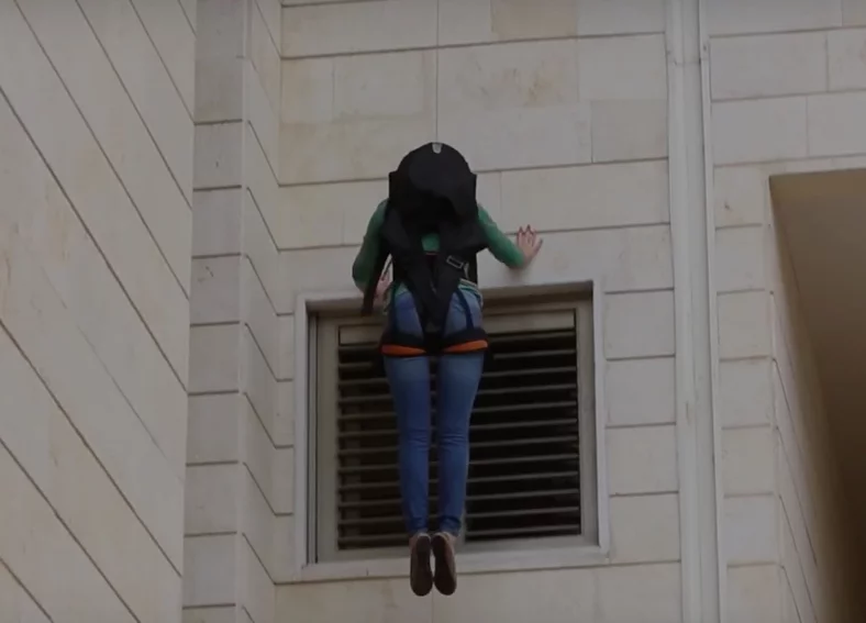SkySaver features a Controlled Descent Device inside the backpack, which unravels the fire resistant galvanized steel cable at a steady rate of around 6 ft (1.8 m) per second