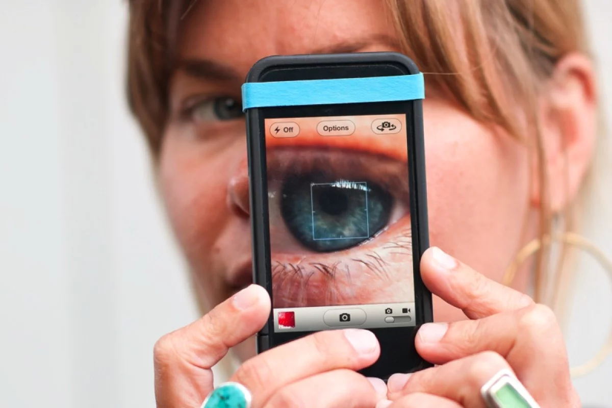 The Macro Cell Lens Band captures detailed macro images