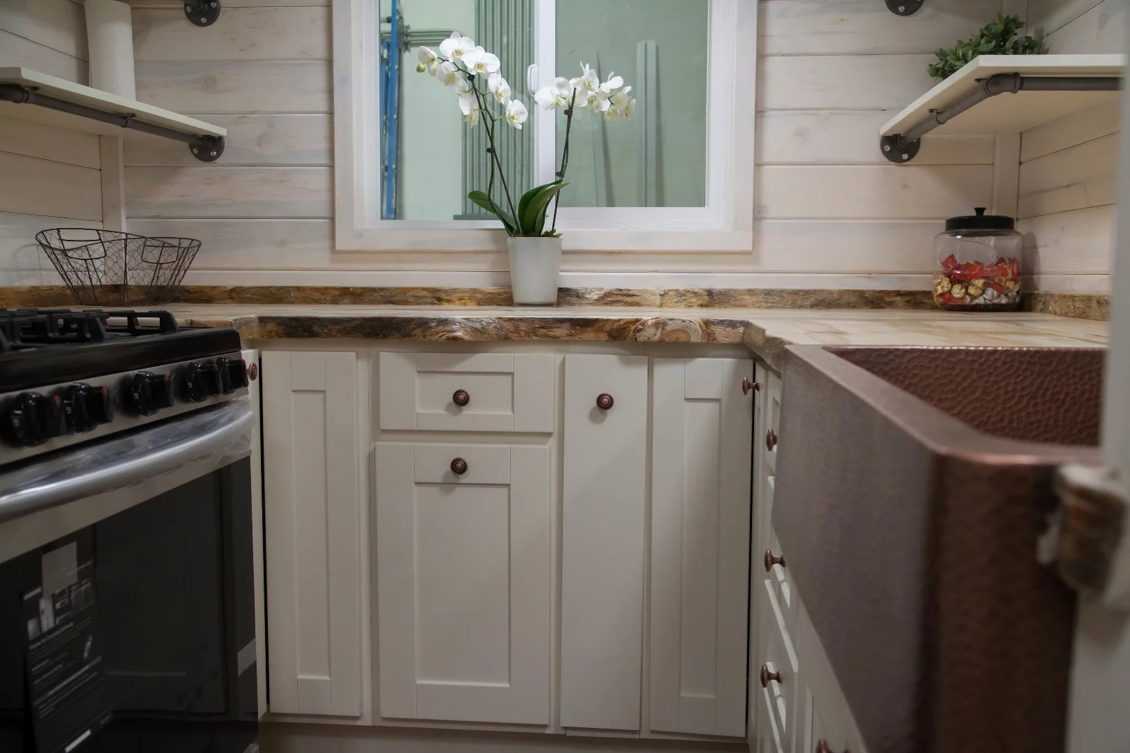 The Artist's kitchen includes full-size appliances and plenty of storage space