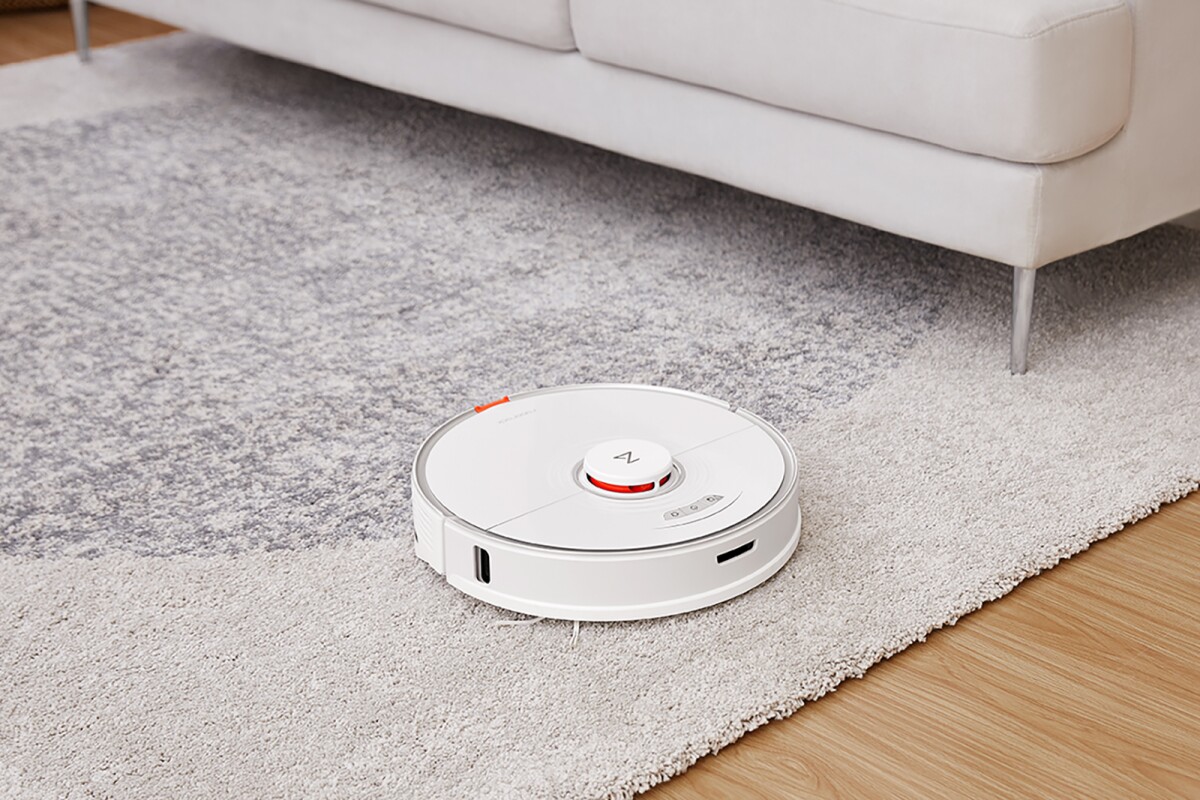 The Roborock S7 can vacuum and mop on the same cleaning cycle