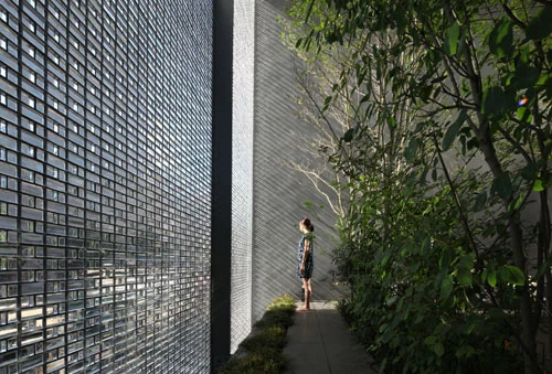 The 8.6 sq m glass wall is supported by 75 stainless steel rods suspended from a reinforced concrete steel frame (Image: Hiroshi Nakamura & NAP)
