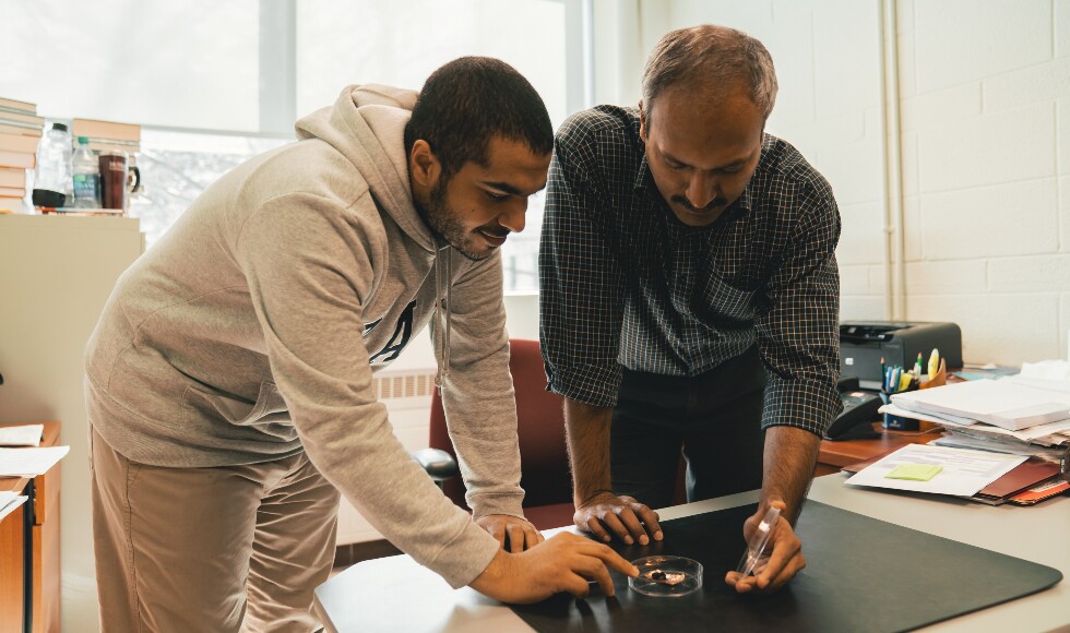 PhD student Islam Hassan (left) and Prof. Ravi Selvaganapathy