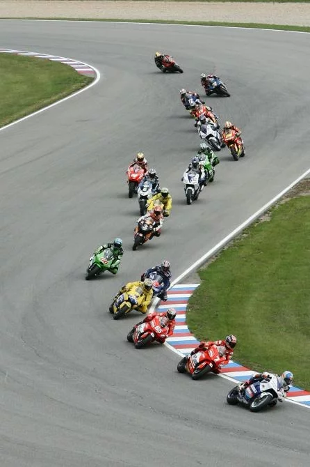 John Hopkins leads the chasing pack ahead of Carlos Checa, Loris Capirossi, Alex Barros, Colin Edwards, Alec Hofmann, Max Biaggi, Troy Baliss, Makota Tamada, Robbie Rolfo, Kenny Roberts, Shinja Nakano, Toni Elias, Nobuatsu Aoki, Ruben Xaus, James Ellison,