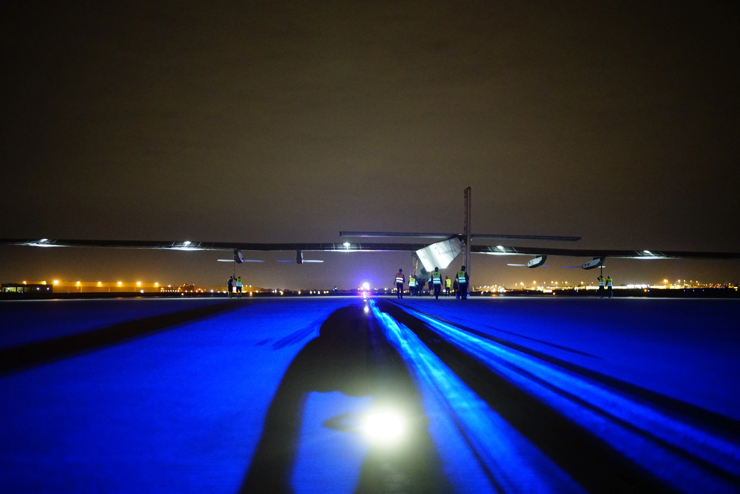 Solar Impulse 2 taking off from Tulsa airport