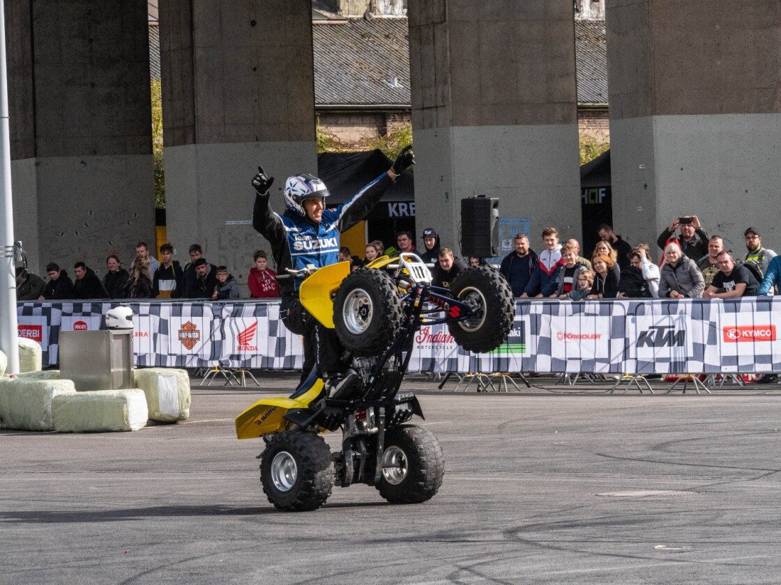 Totally hands-free quadbike wheelie!
