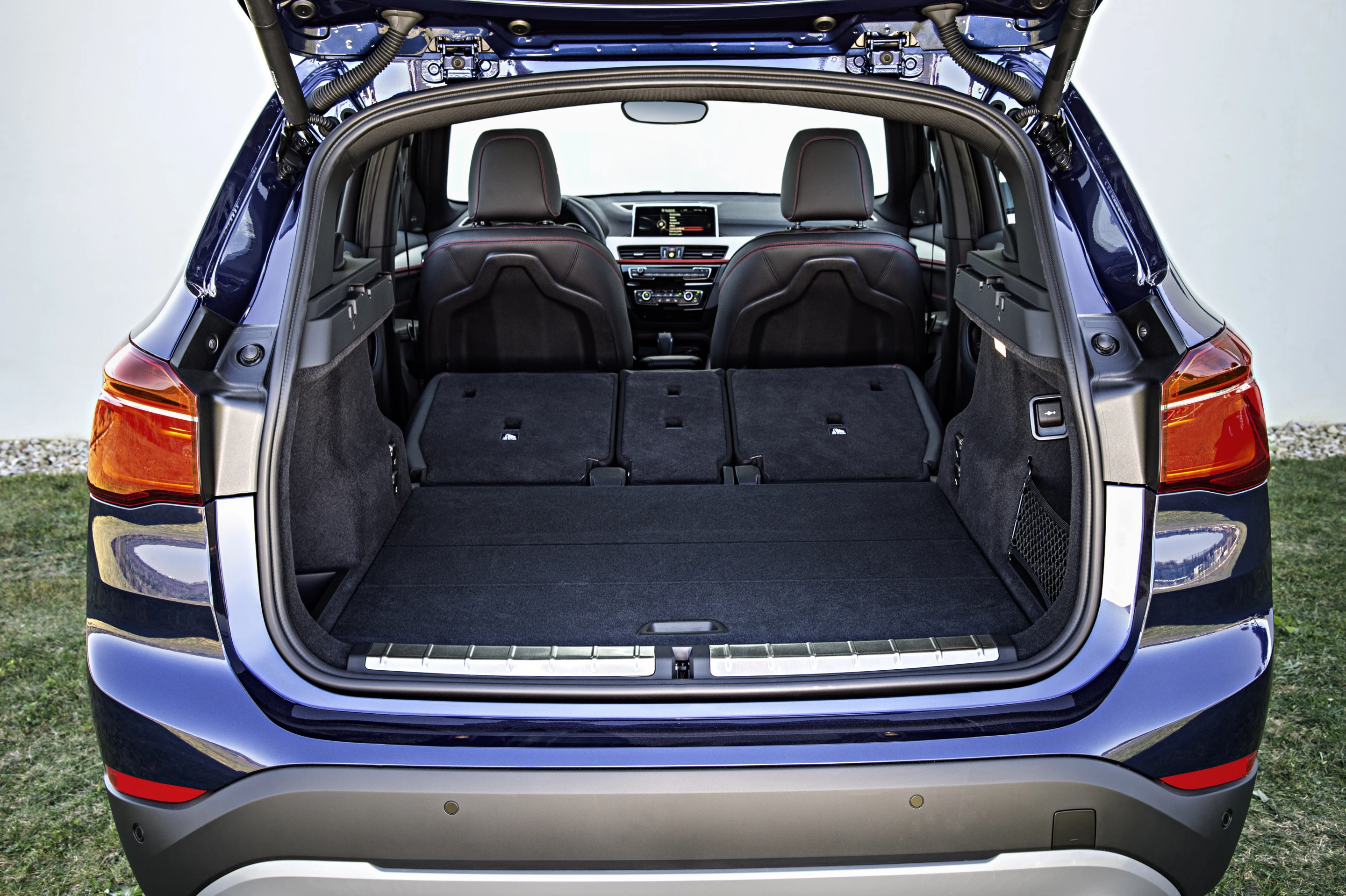 The rear bench slides forwards and backwards by 13 cm