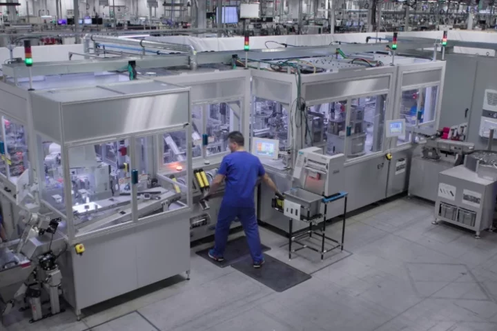 Apple's Daisy iPhone-disassembly robot