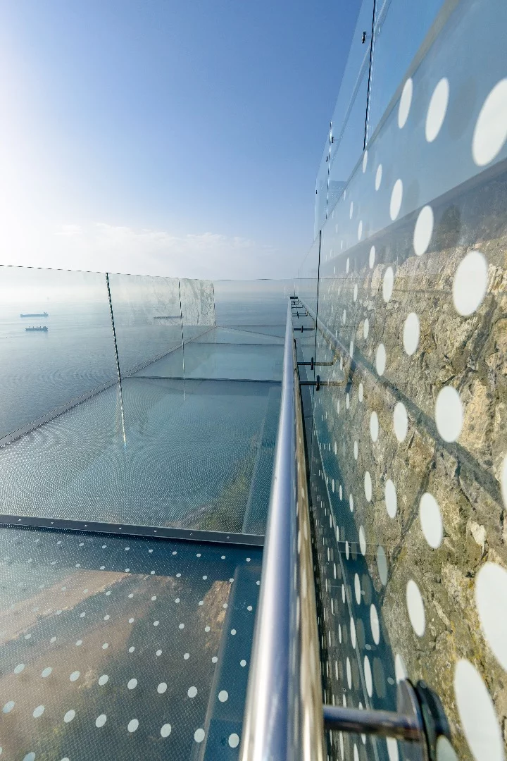 The Skywalk weighs over 30,000 kg (33 US tons) in total