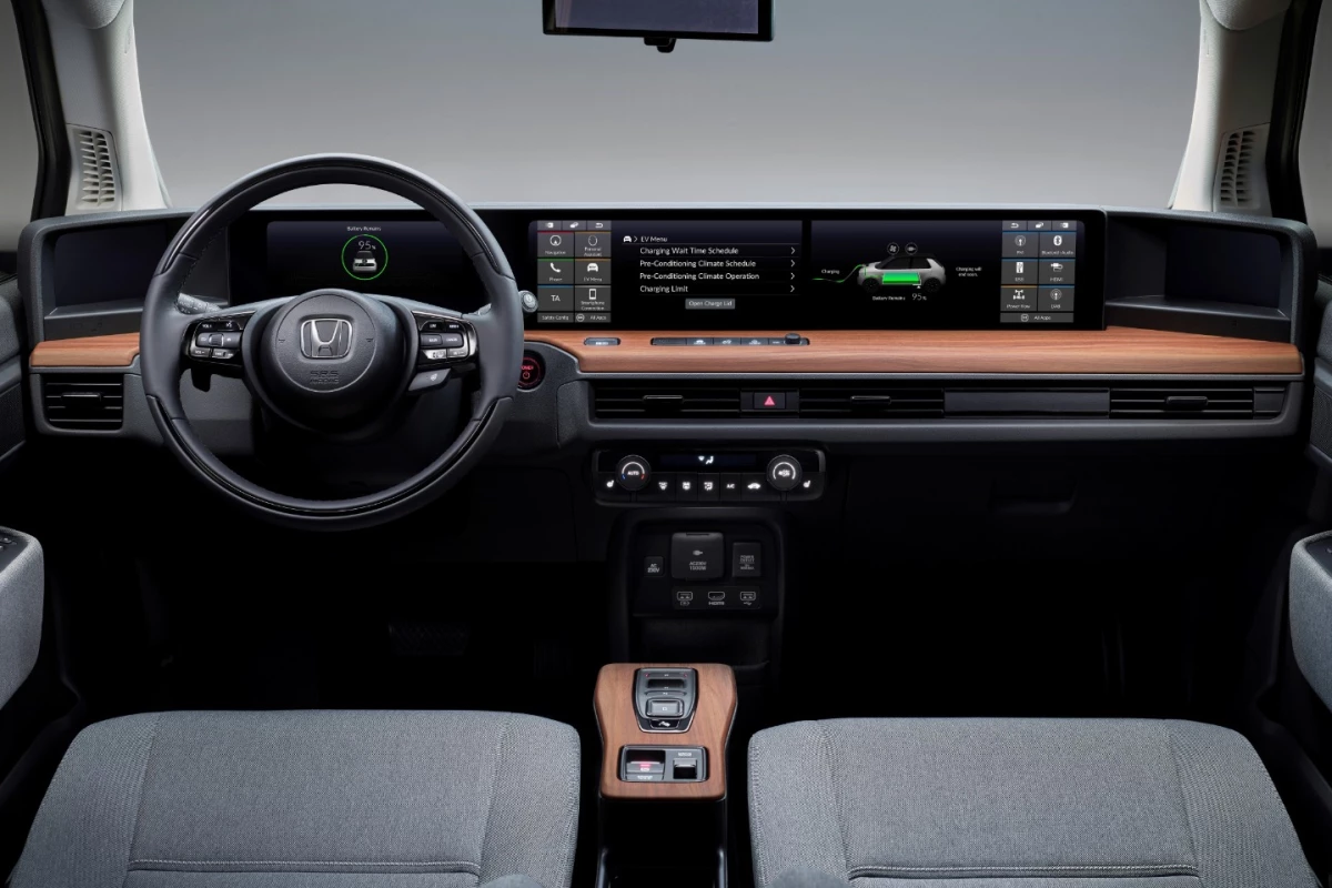 Five neatly integrated high-resolution color screens occupy the entire width of the Honda e's dash