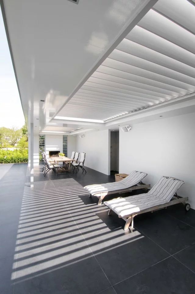 B&W says that the inverted drive unit configuration ensures optimum audio delivery when the unit is mounted high on a wall