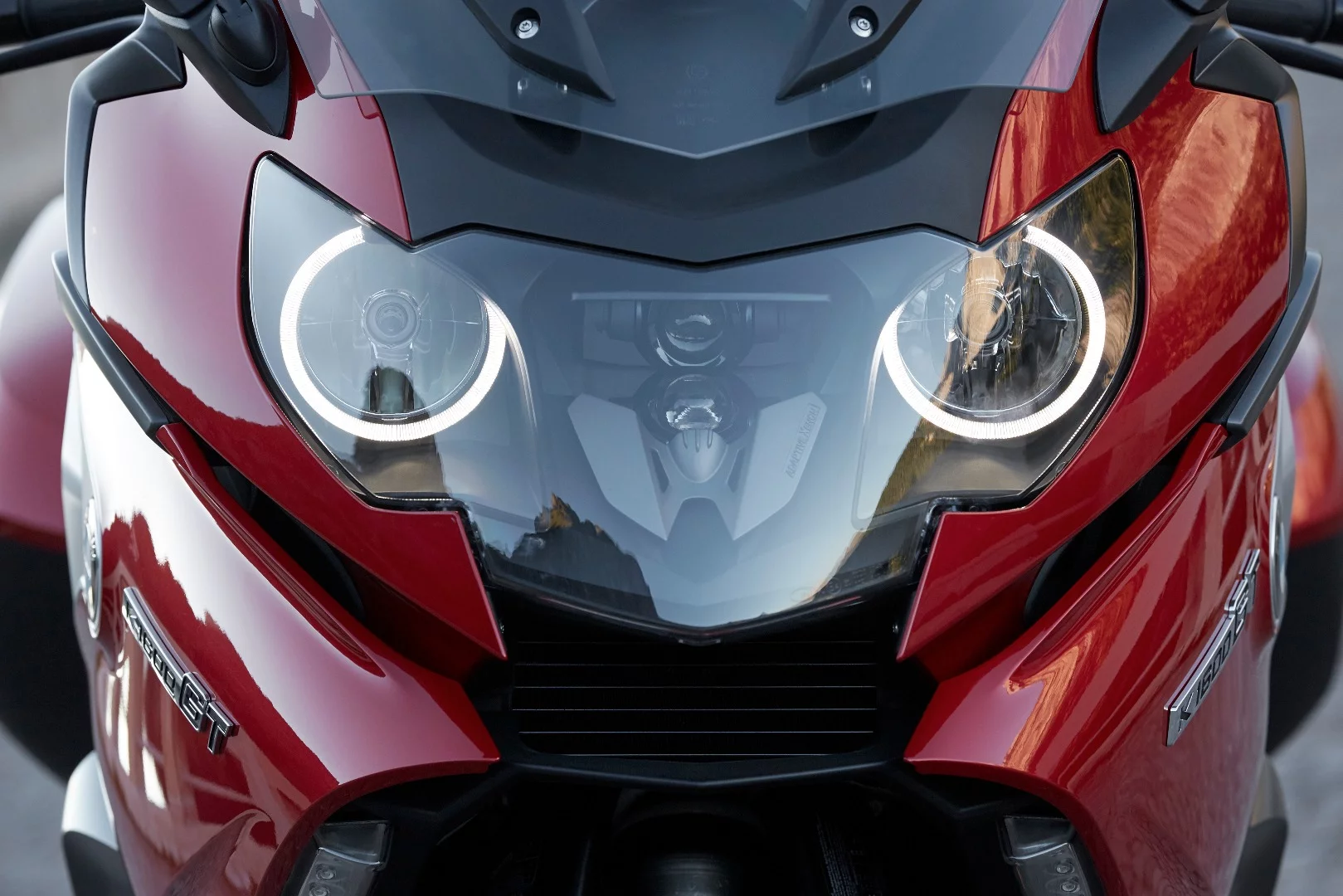 2017 BMW K1600GT: adaptive headlights level themselves using a tilting mirror, and look around corners