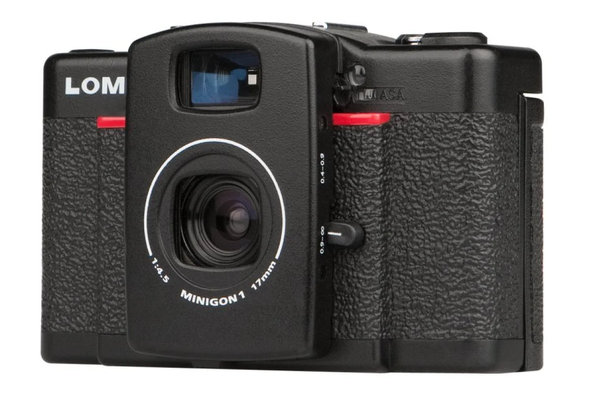 Lomography has unveiled a new addition to its LC-A range of 35mm film analog cameras, the LOMO LC-Wide offers users a choice of three frame formats and sports a new 17mm ultra-wide-angle lens