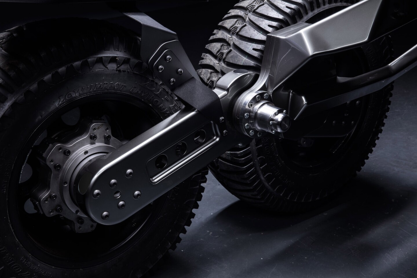 Ferox Azaris: rocker arms at the rear help isolate the chassis from road undulations