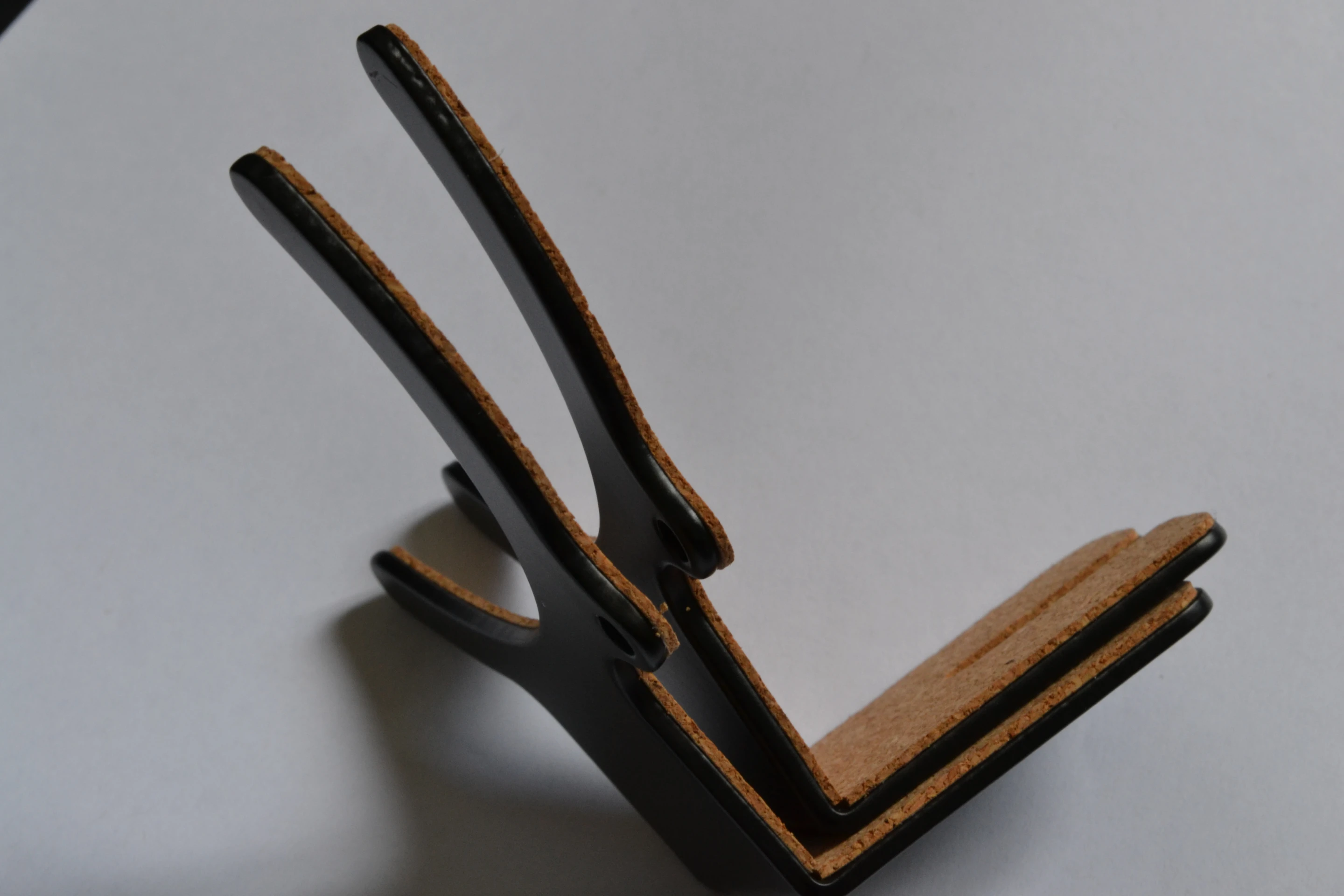 Two strap pin controller mounts are supplied, one is for flat-topped guitars, and the other for arch/curved tops (Photo: Paul Ridden/Gizmag)