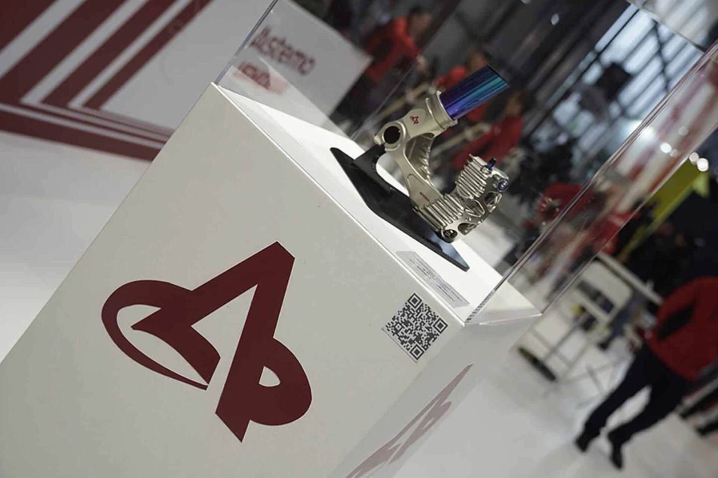 Compared to conventional mounting systems, this design enables a more efficient flow of heat away from the braking components