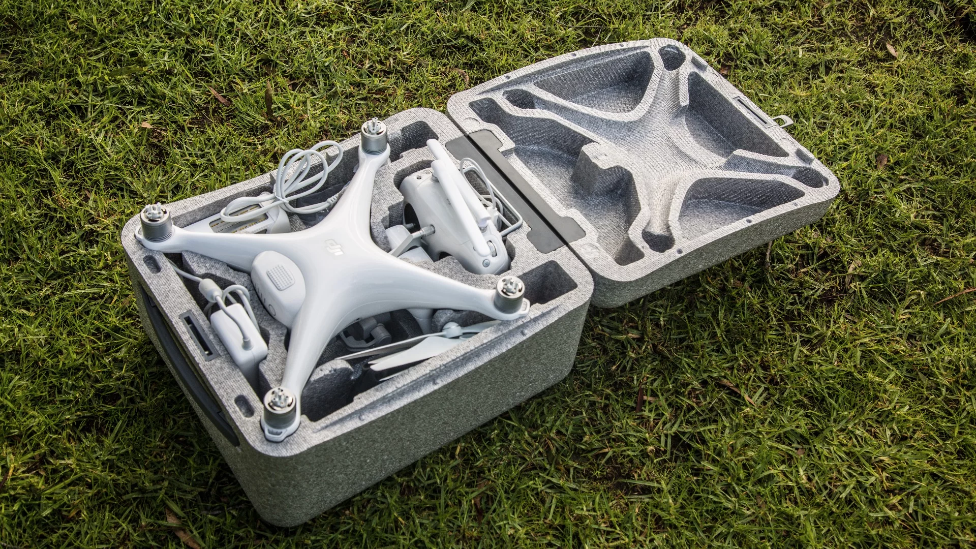 DJI Phantom 4: very handy foam carry case comes in the box