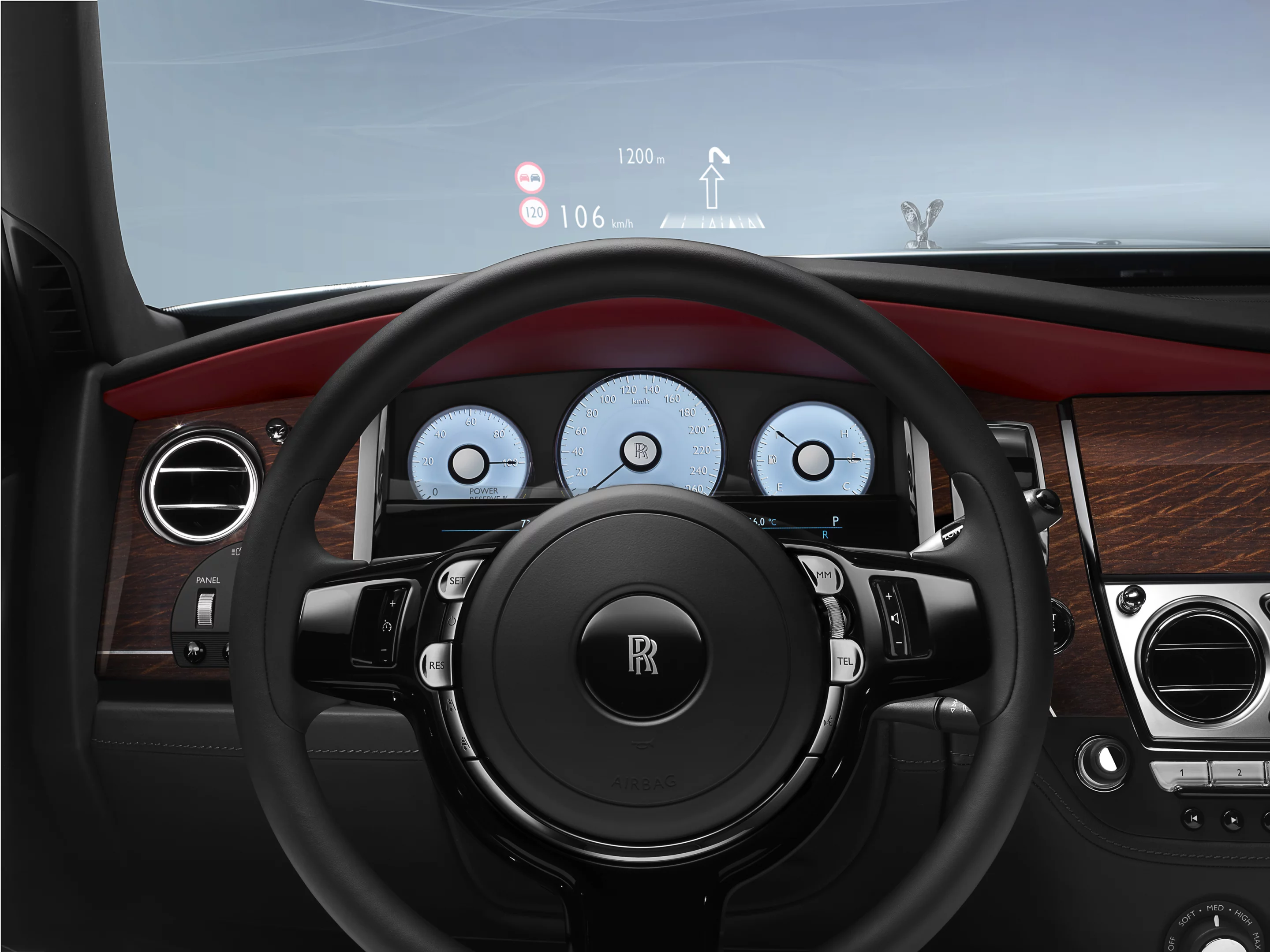 Rolls Royce Ghost Series II: driver's view and HUD