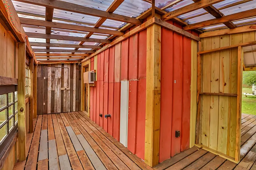 The Cowboy Boot House has 711 sq ft (216 sq m) of floorspace