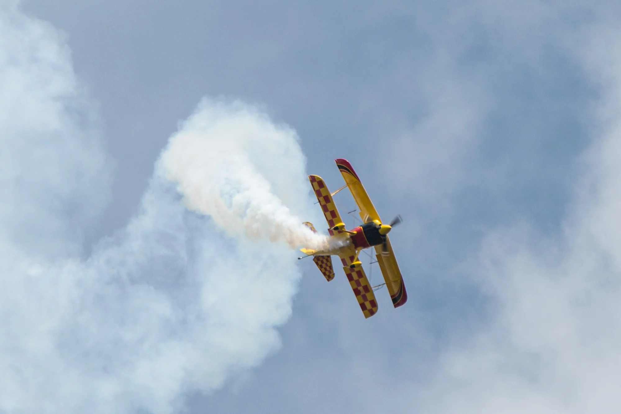 Paul Bennet during his breathtaking aerobatics show (Photo: Noel McKeegan/Gizmag.com)