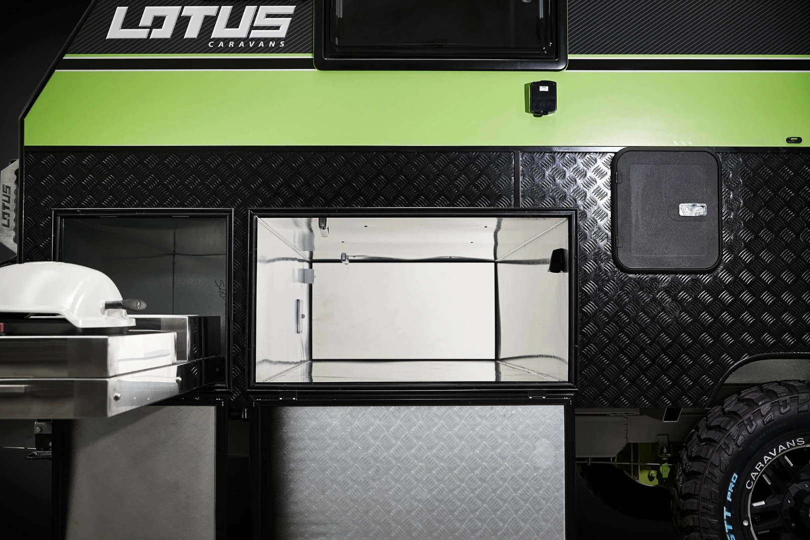 The compartment next to the kitchen can be used for a fridge or for storage
