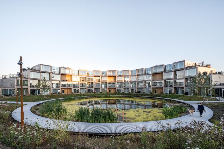 The Sneglehusene
takes the form of six residential
buildings arranged around a central
pond