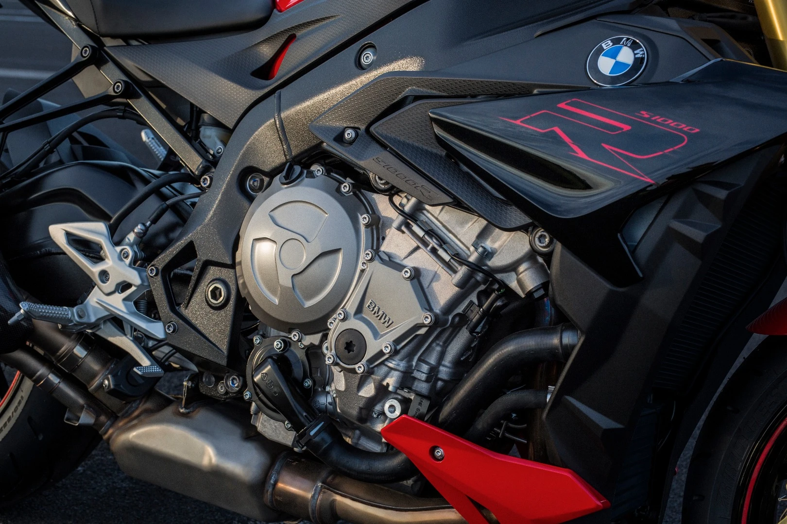 2017 BMW S1000R: 1000cc superbike-derived engine is somehow even nuttier in the road bike S1000R