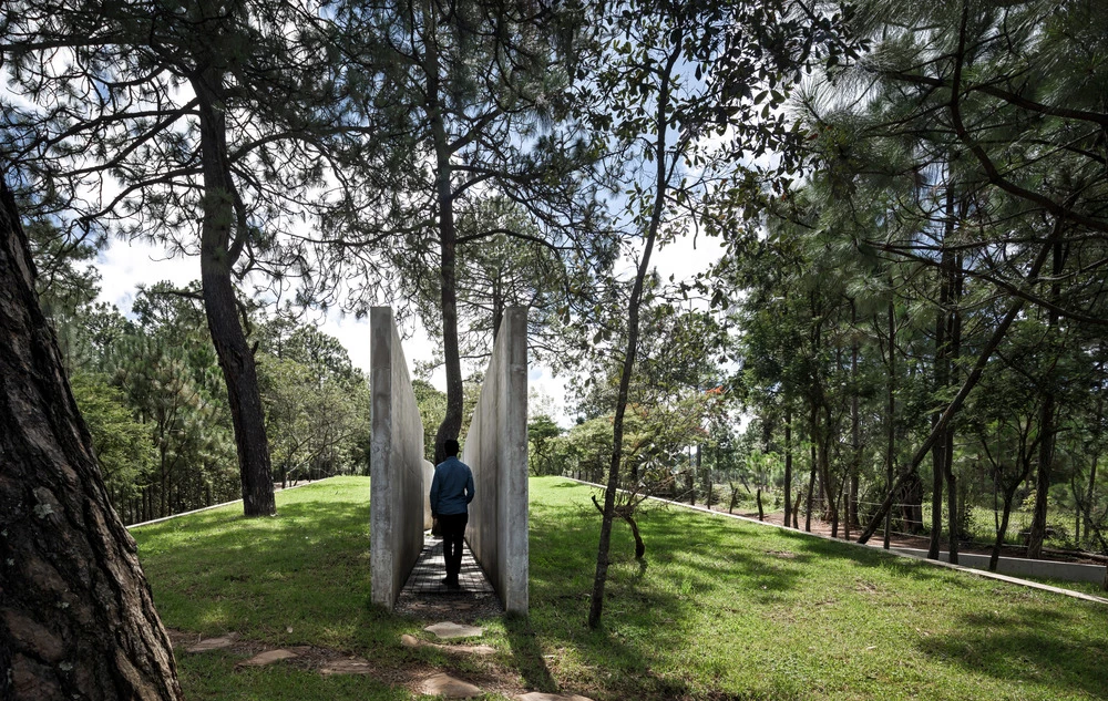 The entrance path allows just a single person to walk through it at a time, creating a mindful and reflective passage for its occupants