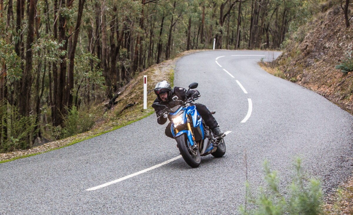 Suzuki GSX-S1000: apparently Loz has a "cornering in the wet" face