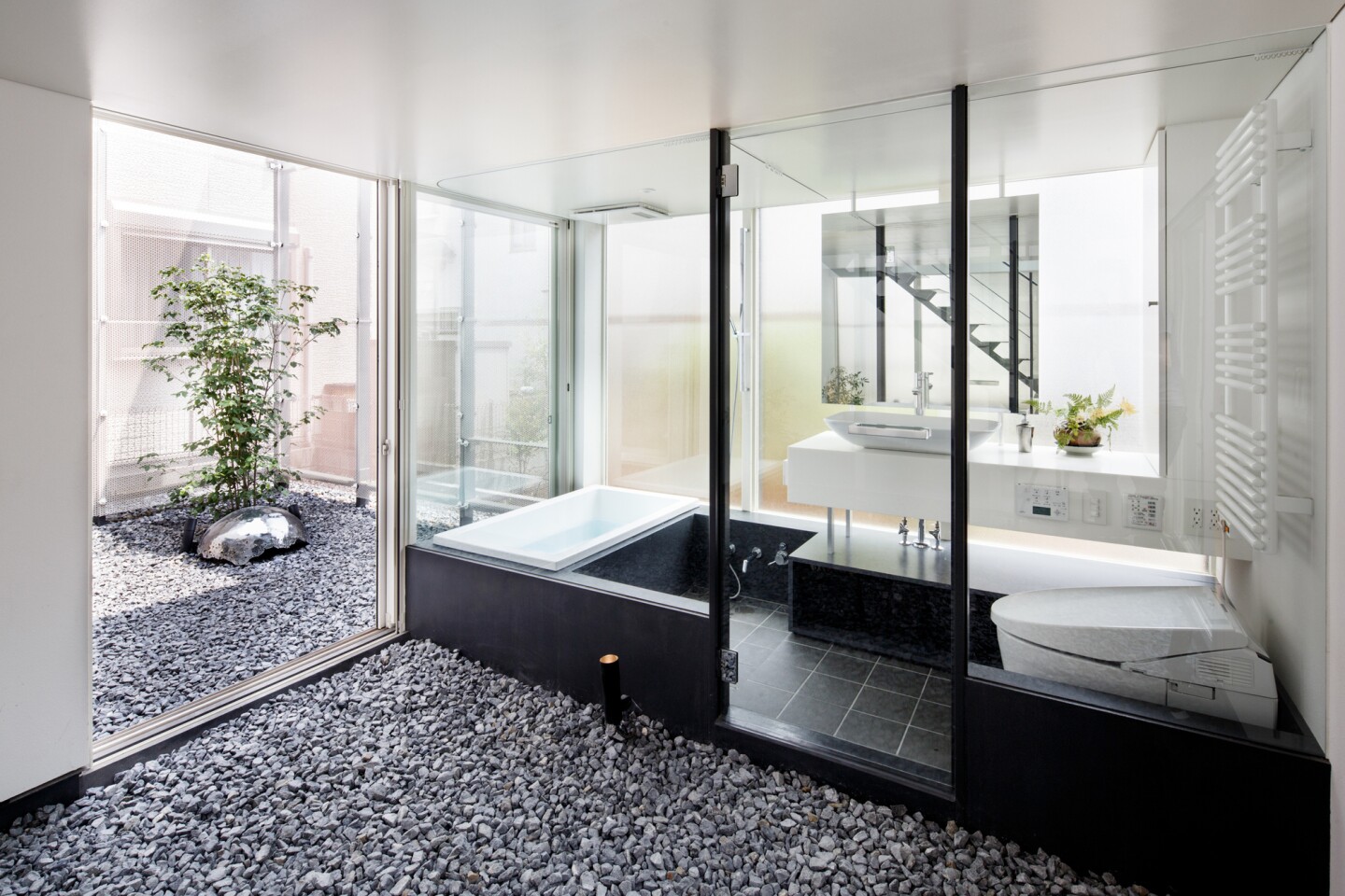 There are hopefully some blinds to lend users of this bathroom a little more privacy (Photo: Jérémie Souteyrat)