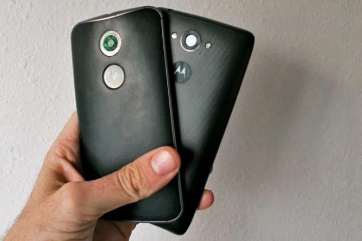 Gizmag goes hands-on to compare the 2014 Moto X (left) and Droid Turbo (Photo: Eric Mack/Gizmag.com)
