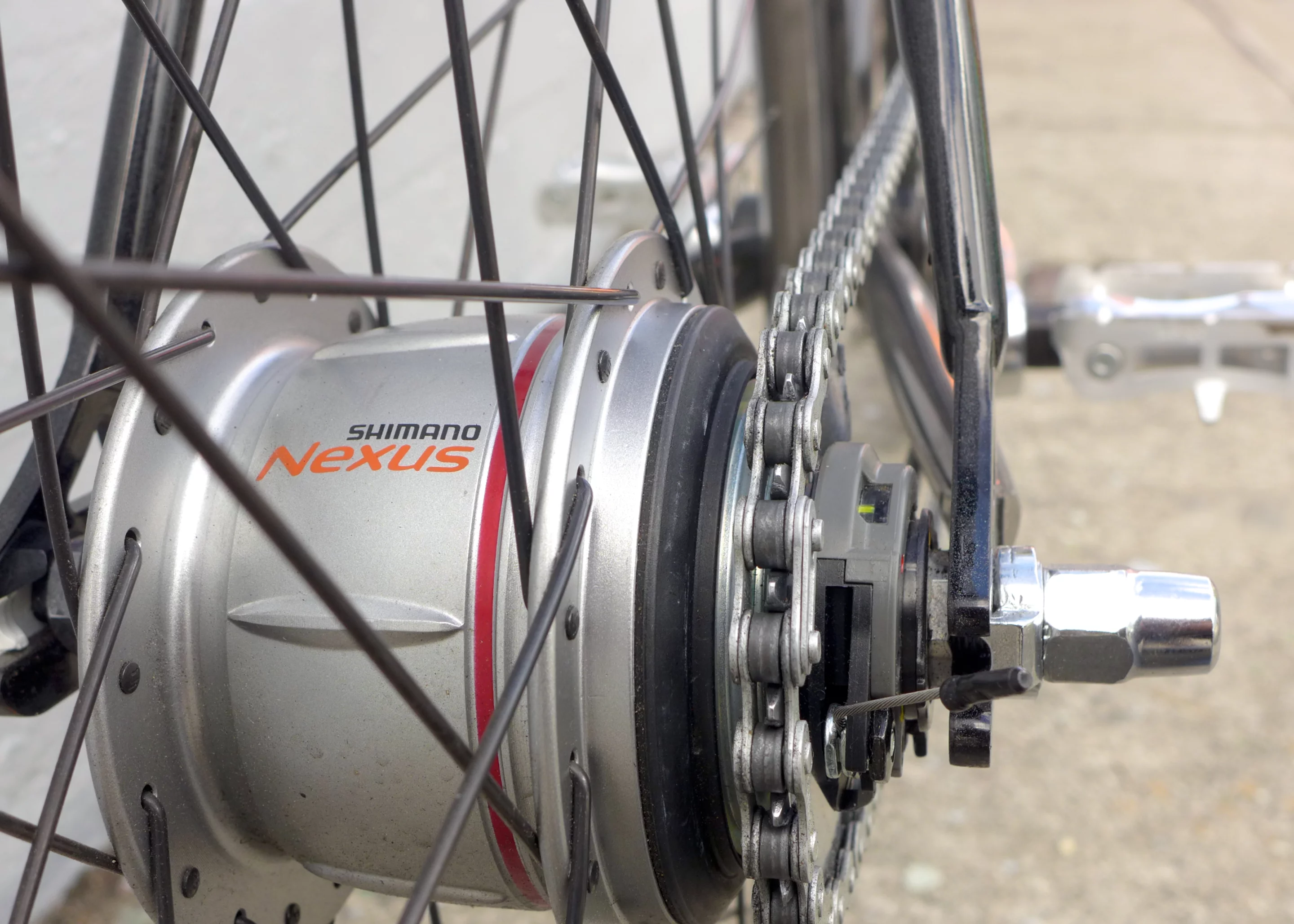 The Lumen 8 comes with a Shimano Nexus 8-speed internal hub and twist grip shifter