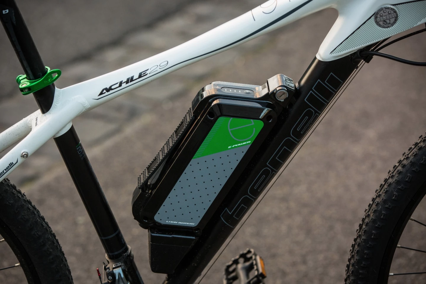 Benelli Achle 29: 36v, 13Ah Samsung battery is removable for charging and locks to the bike with a key