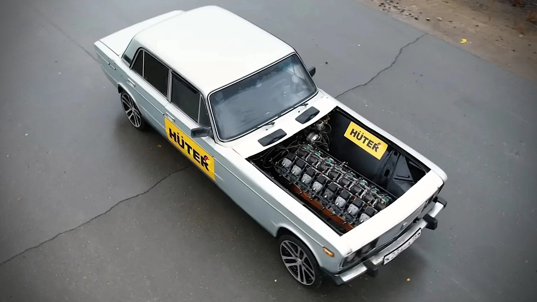 The custom Lada is built around a 16-cylinder, 928-cc engine that generates 72 horsepower
