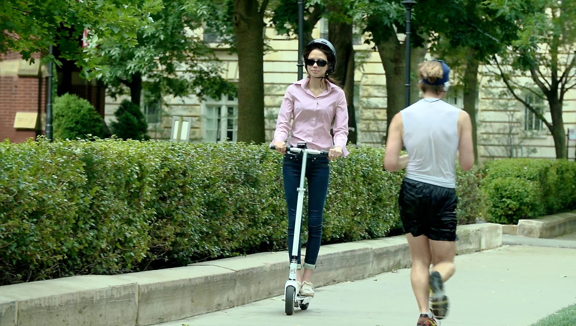 Sporting a 250 W brushless electric hub motor, the SmartScooter is also claimed to be able to travel at speeds of up to 15 mph (24 km/h)