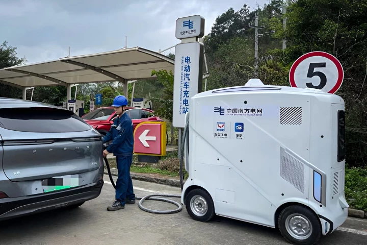 A 141 kWh battery charger that can get itself to where it's needed