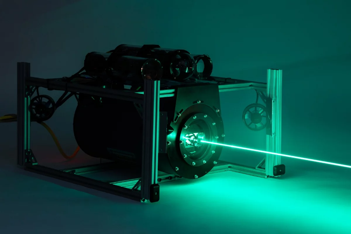 A remotely operated vehicle and undersea terminal emits a coarse acquisition stabilized beam after locking onto another lasercom terminal