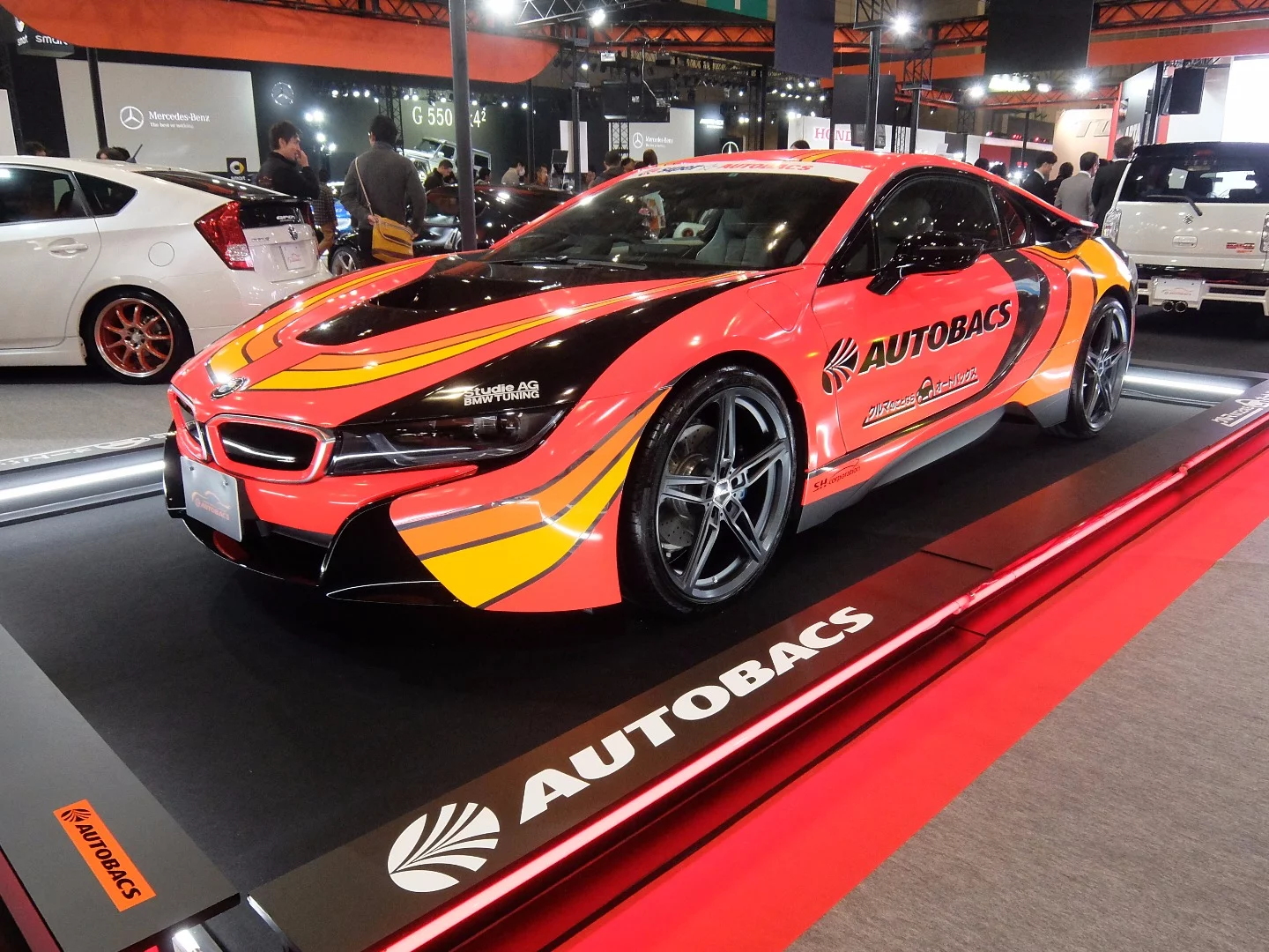 This vivid BMW i8 was spotted on the AUTOBACS stand