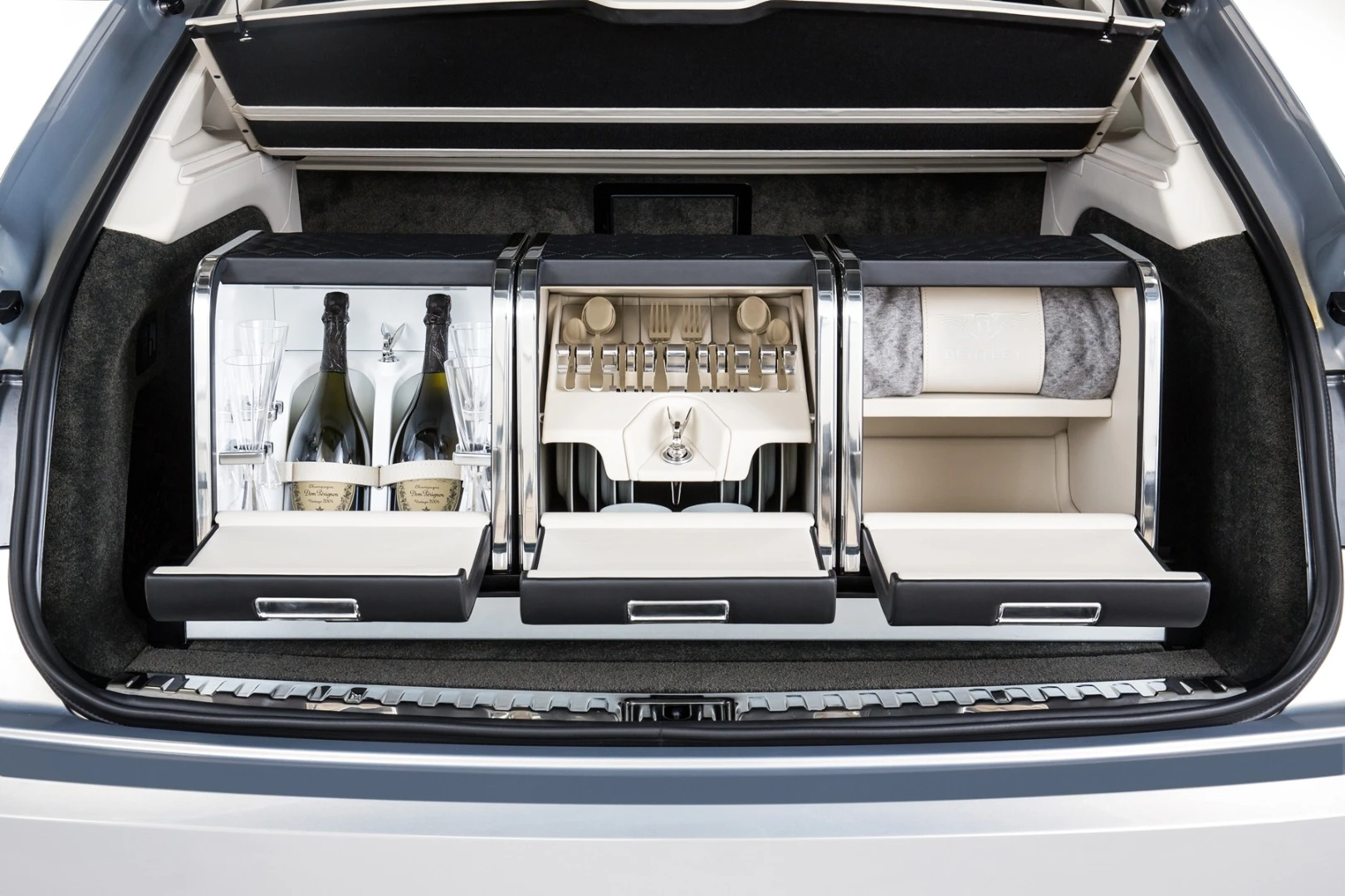 The Bentayga is available with an integrated Mulliner Hamper Set, complete with cooler, bespoke fine Linley china cutlery, crockery and crystal glass, and storage area for dry goods