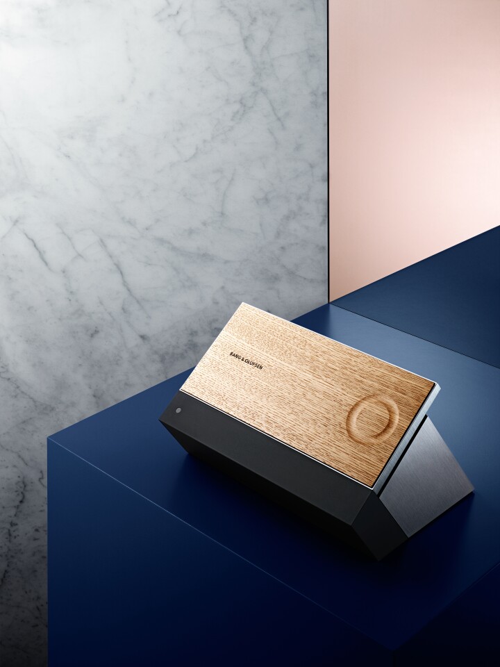 The embossed wooden wheel is used for simple device operation or with the PatternPlay feature