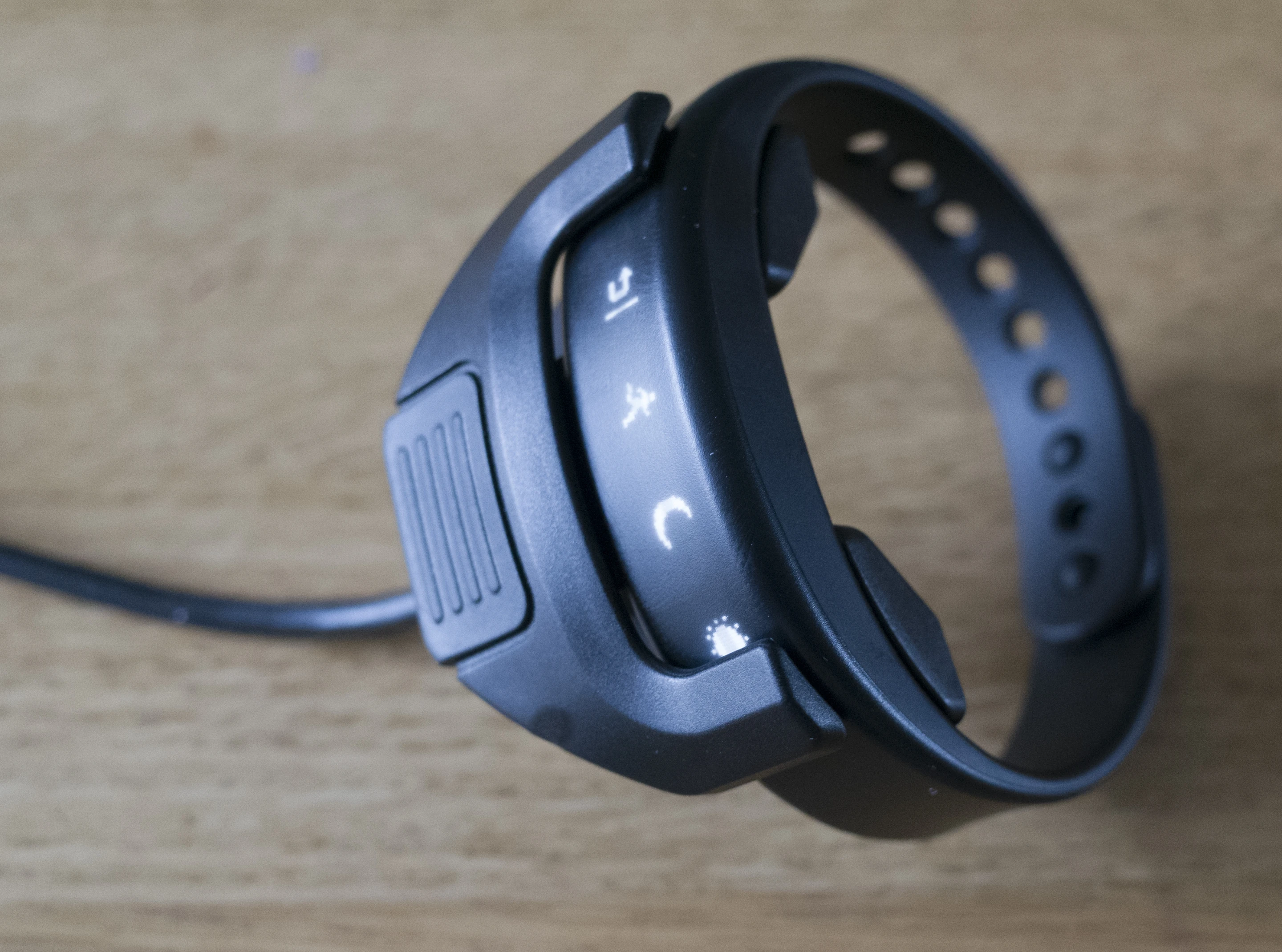 The Garmin Vivosmart on charge (Photo: Simon Crisp/Gizmag.com)